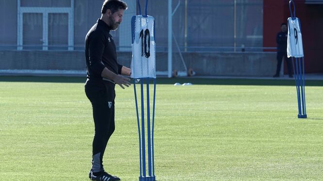 Quique Sánchez Flores, en un reciente entrenamiento del Sevilla.