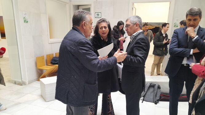 Francisco Bella, alcalde de Almonte y Joaquina del Valle, de Hinojos, hablan con Hugo Morán el pasado 12 de marzo en Sevilla.