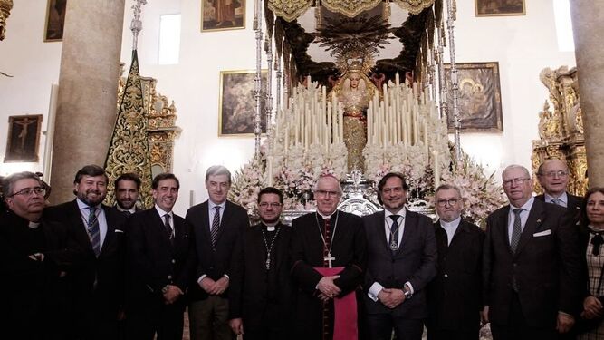Miembros de la Matriz en la Iglesia de Santiago, en Sevilla.