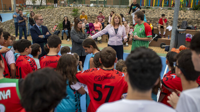 La alcaldesa de Huelva, Pilar Miranda, visita a los jóvenes onubenses en las pistas deportivas de Santa Marta.