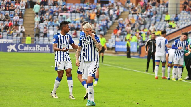 Antonio Domínguez besa el escudo del Recre después de marcar el primer gol.
