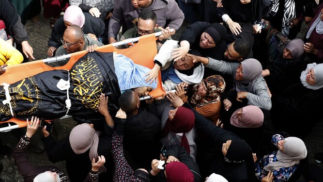 Familiares de un joven palestino asisten a su funeral en Yenin.