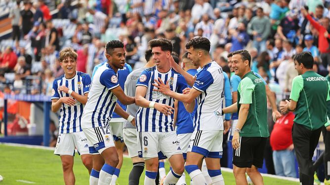 Varios jugadores del Recre celebran el gol de Trapero ante el Mérida