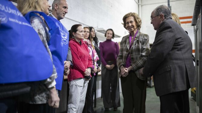 La Reina Sofía, a su visita al Banco de Alimentos de Huelva.