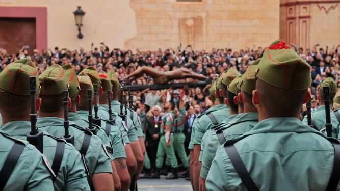 La Legión abre los cielos en Málaga en una mañana lluviosa de Jueves Santo