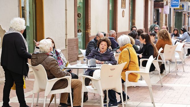 Los onubenses en establecimientos hosteleros del centro de Huelva en esta Semana Santa.