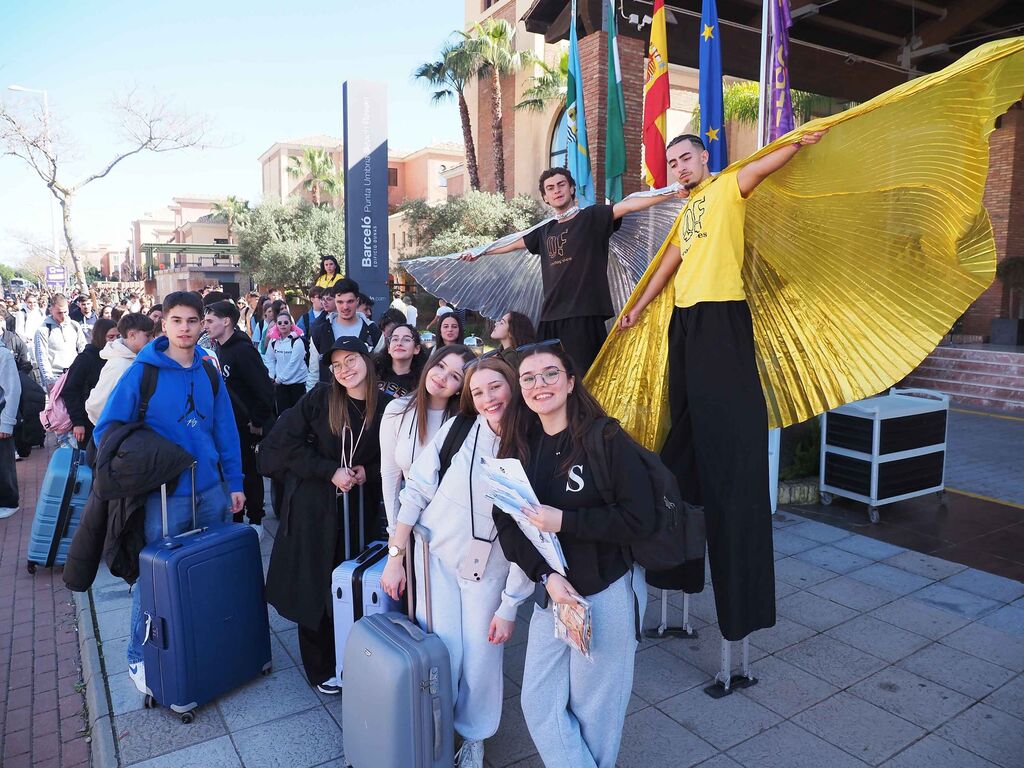 Las fotos de la espectacular llegada de 10.000 estudiantes portugueses a Punta Umbr&iacute;a