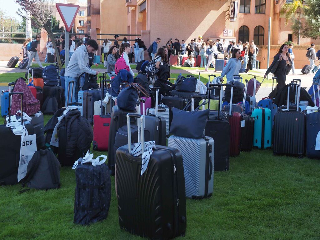 Las fotos de la espectacular llegada de 10.000 estudiantes portugueses a Punta Umbr&iacute;a