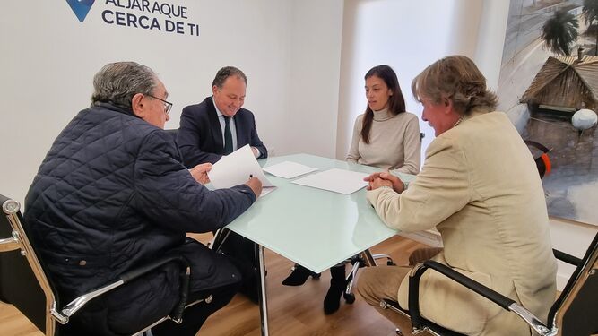 Firma del acuerdo entre el Ayuntamiento de Aljaraque y el Banco de Alimentos.