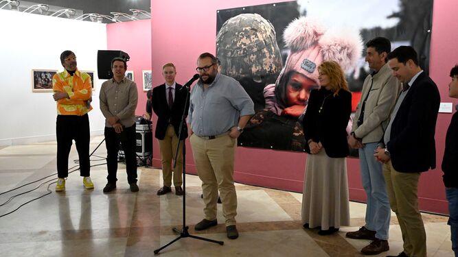 El onubense Luis de la Vega inaugura su exposición 'Ucrania, la guerra de los civiles'