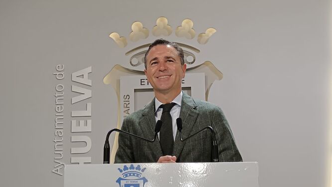 Felipe Arias durante una rueda de prensa en el Ayuntamiento de Huelva.