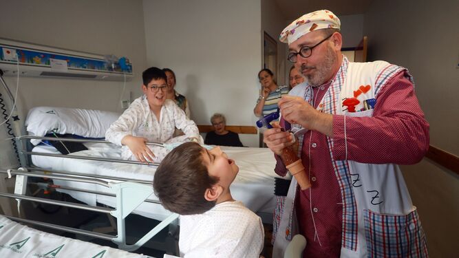 El Doctor Picatoste este miércoles en una de las habitaciones de Pediatría del hospital Juan Ramón Jiménez.