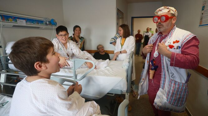 Las sonrisas llegan al área de pediatría del hospital Juan Ramón Jiménez.