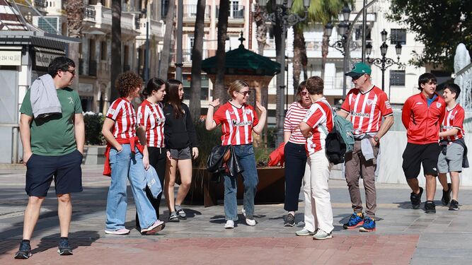 Aficionados del Athletic Club de Bilbao en la Plaza de las Monjas.