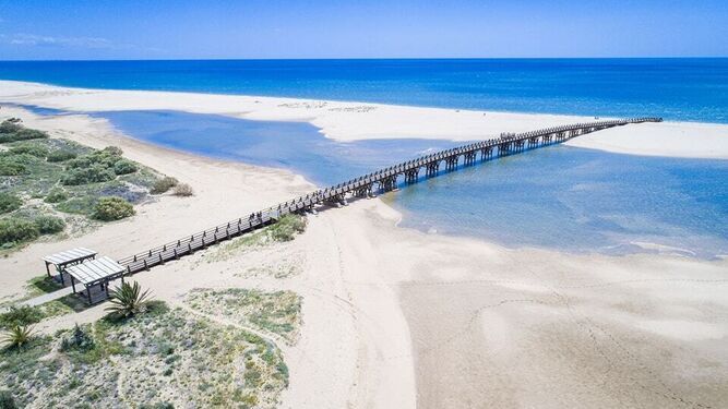 Cruza este puente y llegarás a esta paradisíaca playa de Isla Cristina