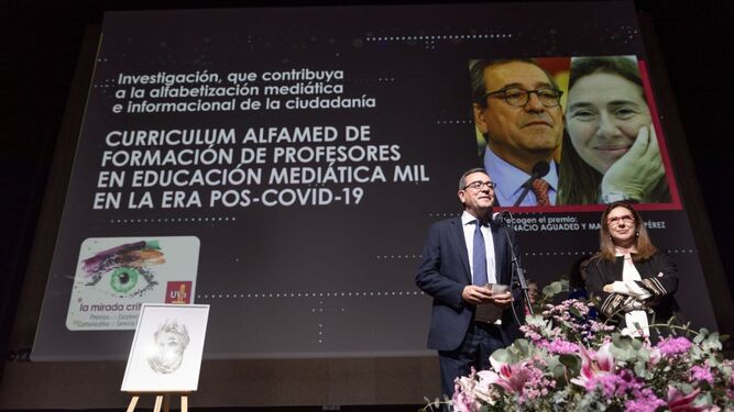 Ignacio Aguaded y Amor Pérez en el acto de entrega del premio.