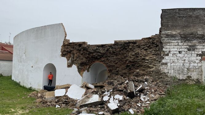 Parte del muro de la plaza de toros de Nerva queda derrumbado.