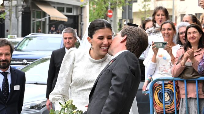 Martínez-Almeida besa en la mejilla a su mujer a la salida de la iglesia