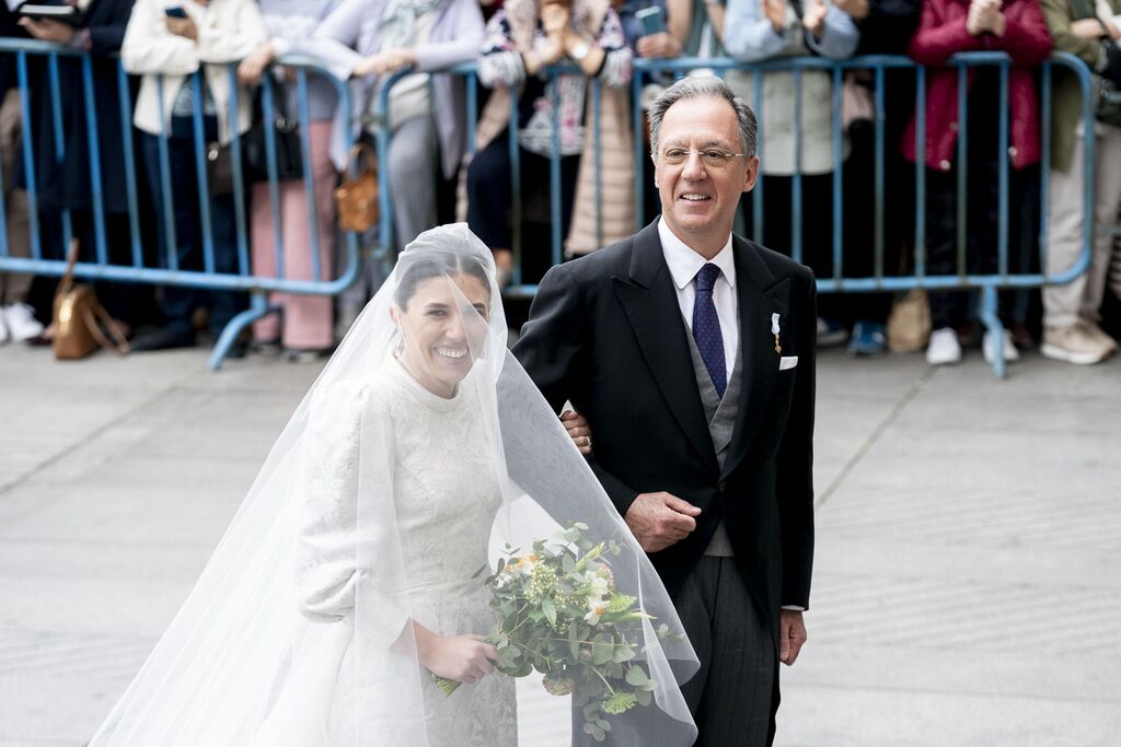La novia, Elena Urquijo, del brazo de su padre, Lucas Urquijo, su padrino