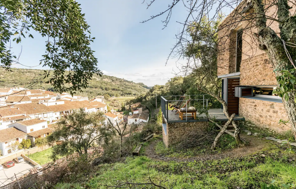 La casa rural "incrustada" en una monta&ntilde;a con piscina y las mejores vistas a este pueblo de Huelva