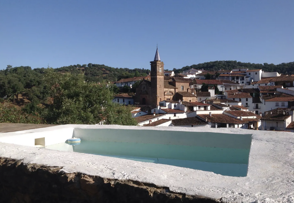 La casa rural "incrustada" en una monta&ntilde;a con piscina y las mejores vistas a este pueblo de Huelva