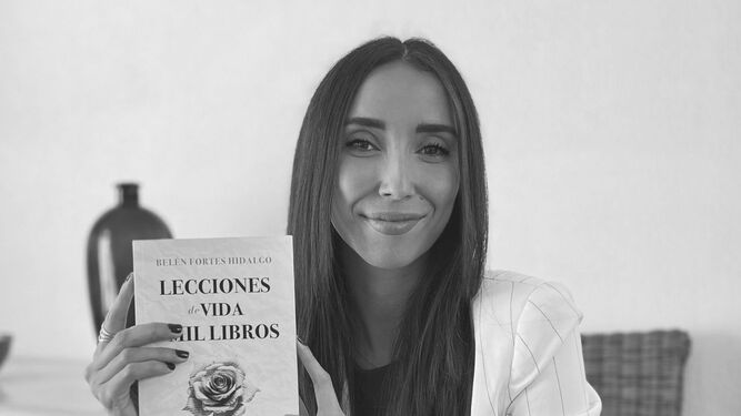 Belén Fortes con su libro 'Lecciones de vida de mil libros'.
