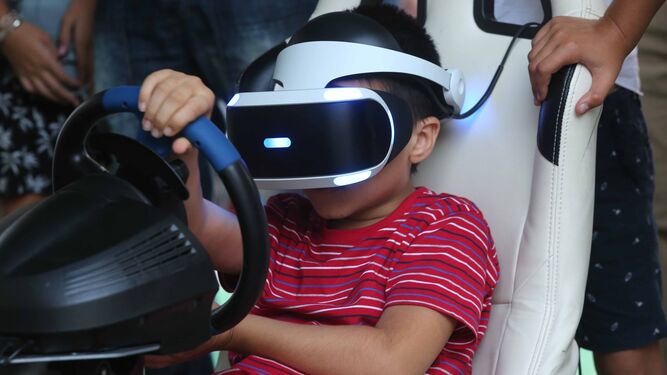 Niño usa unas gafas de realidad virtual en un videojuego de conducción
