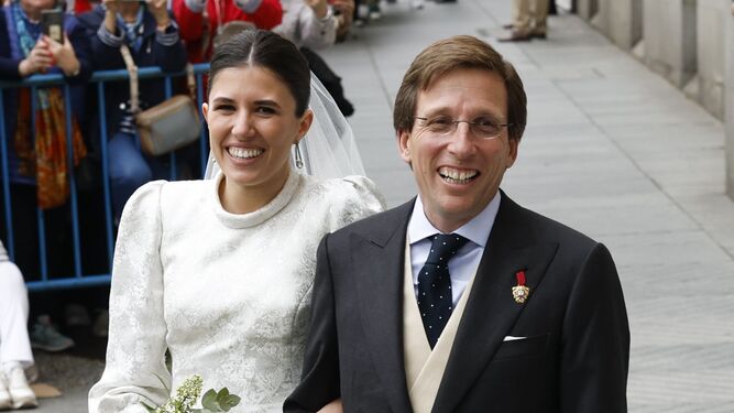 Martínez-Almeida y Teresa Urquijo al salir del templo casados este sábado