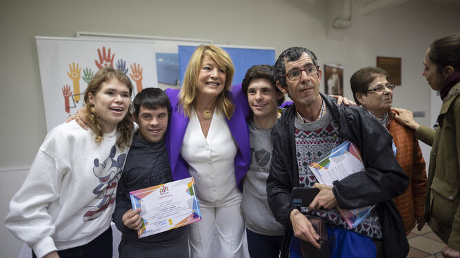 Pilar Miranda con los miembros del programa ‘Nuevos Horizontes’.