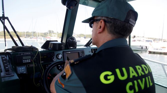 Un efectivos de la Guardia Civil en la costa  de Huelva