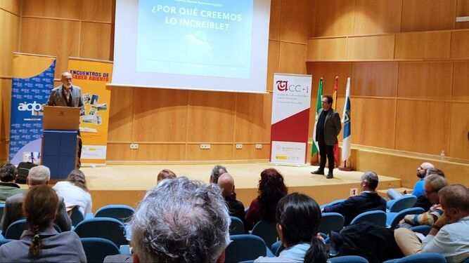 Celebración de  'Saber Abierto',  un ciclo de encuentros con investigadores en la Universidad de Huelva.