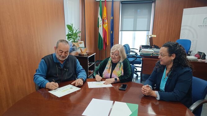 Manuela Caro, junto con el alcalde de Galaroza, Antonio Moreno, en la firma del convenio RELAS.