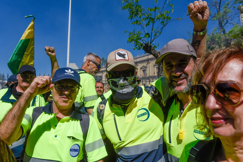 La manifestaci&oacute;n ante el Parlamento de los trabajadores de Acerinox, en im&aacute;genes