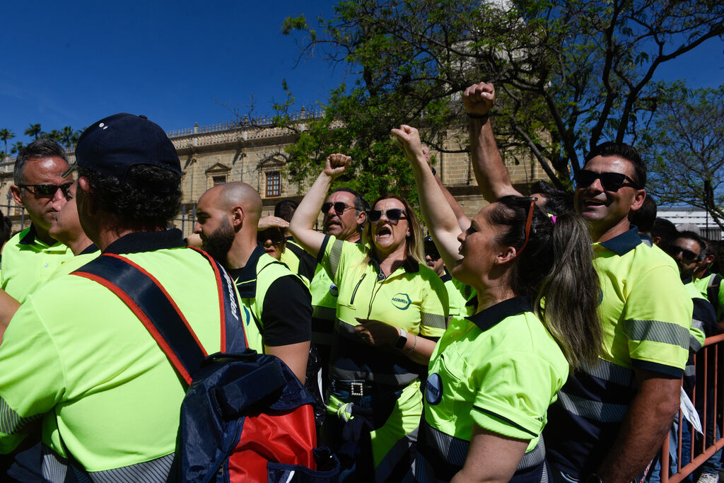 La manifestaci&oacute;n ante el Parlamento de los trabajadores de Acerinox, en im&aacute;genes