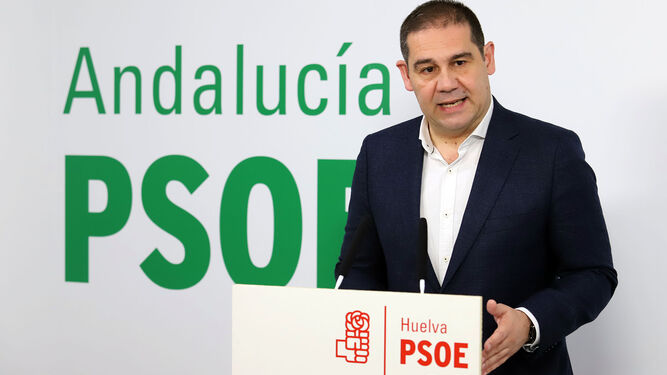 José Luis Ramos, en su etapa de diputado nacional, en una rueda de prensa en la sede del PSOE de Huelva.