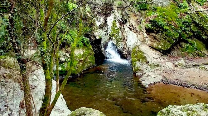 Esta piscina natural es el paraíso en la Sierra de Aracena