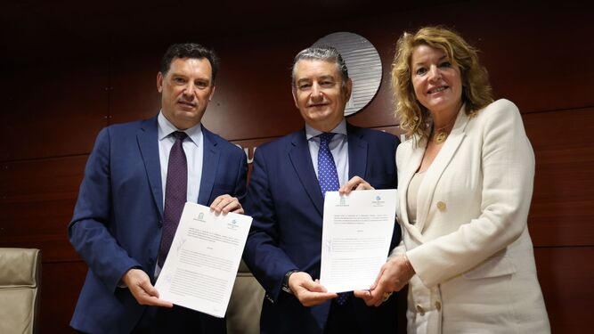 El consejero, Antonio Sanz; el presidente del Puerto, Alberto Santana, y la alcaldesa de Huelva, Pilar Miranda, con el convenio firmado.