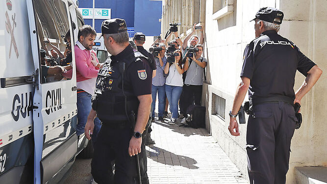 El acusado del atropello múltiple en Gibraleón a su entrada a la Audiencia Provincial de Huelva.