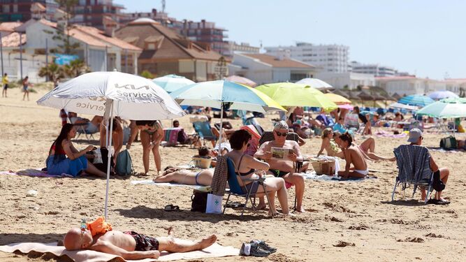 Personas disfrutando de un día en la playa de Punta Umbría.