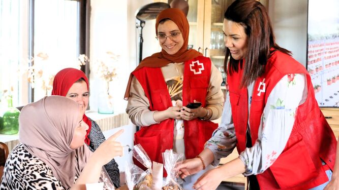 Trabajadoras de Cruz Roja asistiendo a trabajadoras del campo.