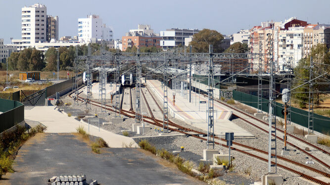 Vías que dan acceso a la estación de trenes de Huelva.