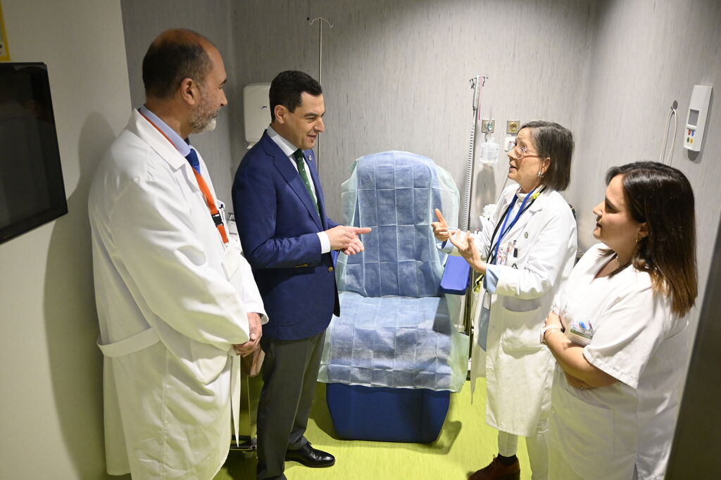 Juanma Moreno inaugura el nuevo PET-TAC del Hospital Universitario Juan Ram&oacute;n Jim&eacute;nez, en Huelva