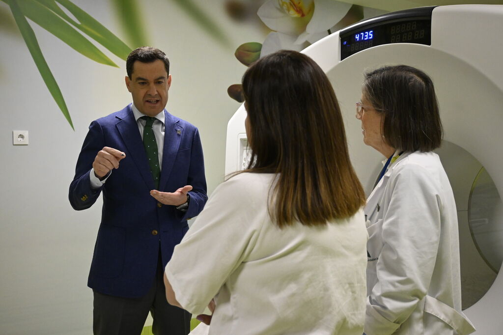 Juanma Moreno inaugura el nuevo PET-TAC del Hospital Universitario Juan Ram&oacute;n Jim&eacute;nez, en Huelva