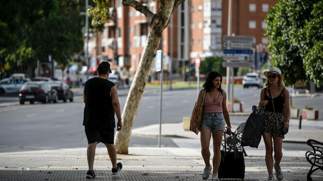 Personas con ropa veraniega en las calles de Huelva.