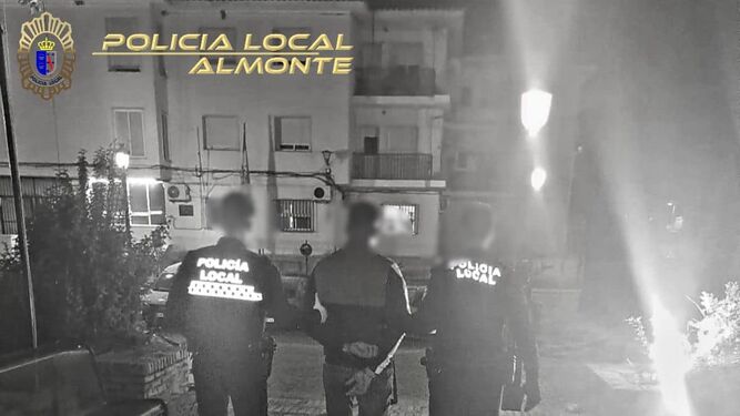 Detenidos en Almonte por conducir borracho y escupir a la Policía en una pelea