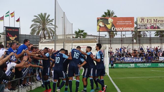 Los jugadores del Recre celebran un gol en la última visita a Sanlúcar