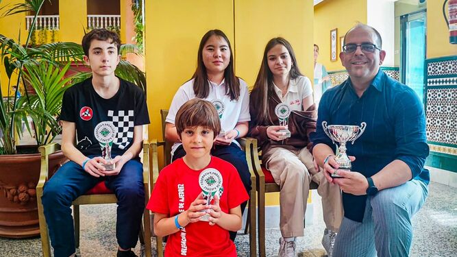 Los jugadores del Club Ajedrez Roquetas posan con los trofeos logrados en el Campeonato de Andalucía.