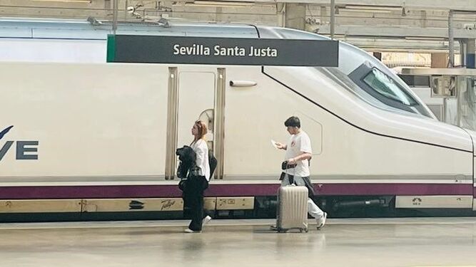 Tren AVE  de Renfe  en la estación de Santa Justa en Sevilla.