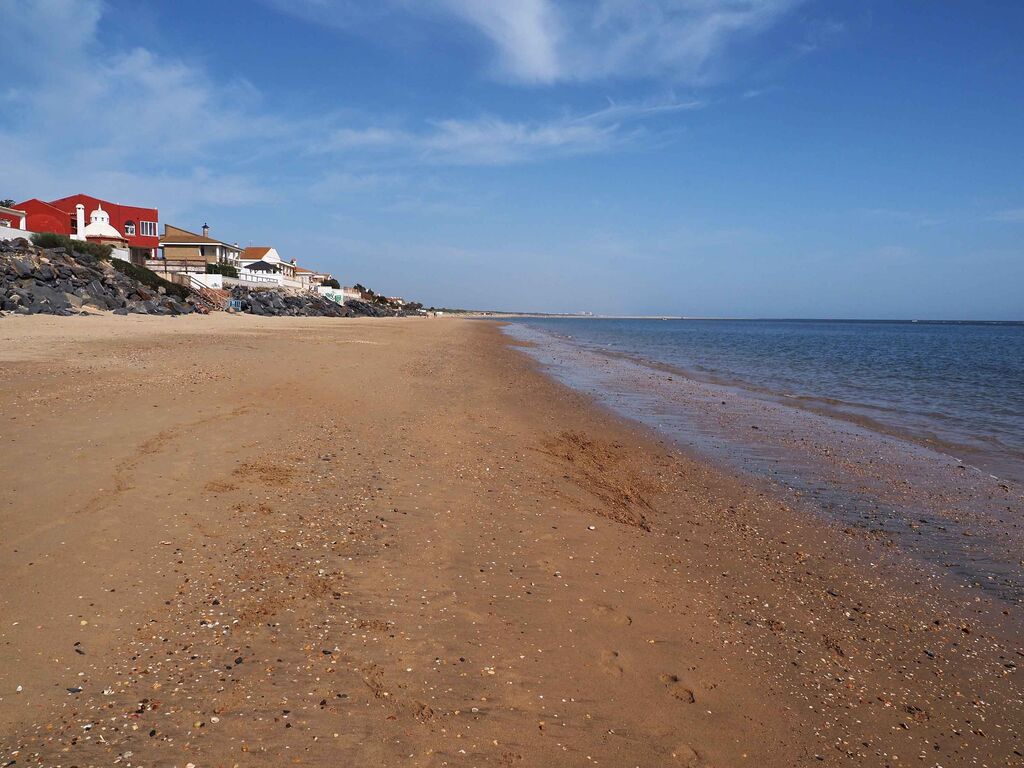 As&iacute; est&aacute;n los accesos y la playa de El Portil clausurados por el Ayuntamiento de Punta Umbr&iacute;a para este verano