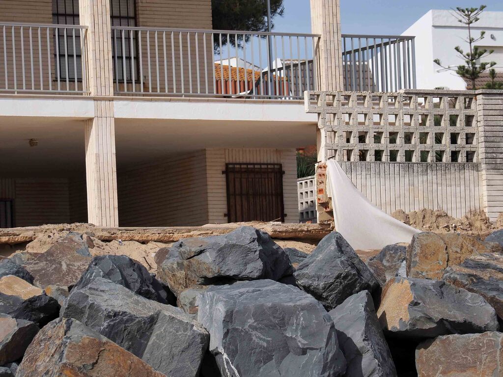 As&iacute; est&aacute;n los accesos y la playa de El Portil clausurados por el Ayuntamiento de Punta Umbr&iacute;a para este verano